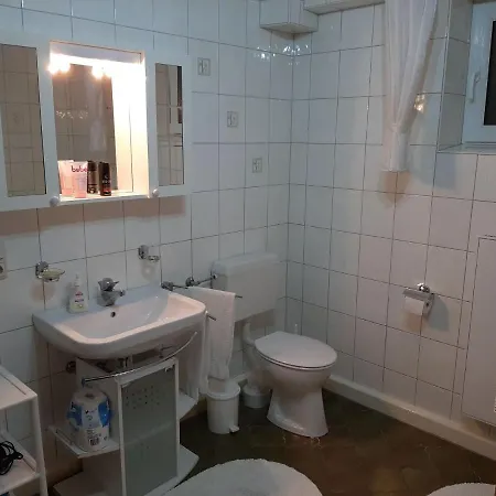 Relaxing In With Furnished Garden Apartment *